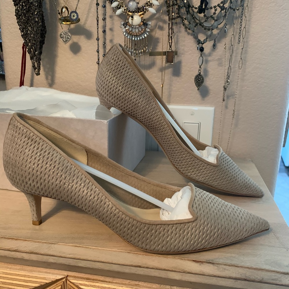 🌟Jimmy Choo Kitten Heel w/subtle gold highlight!